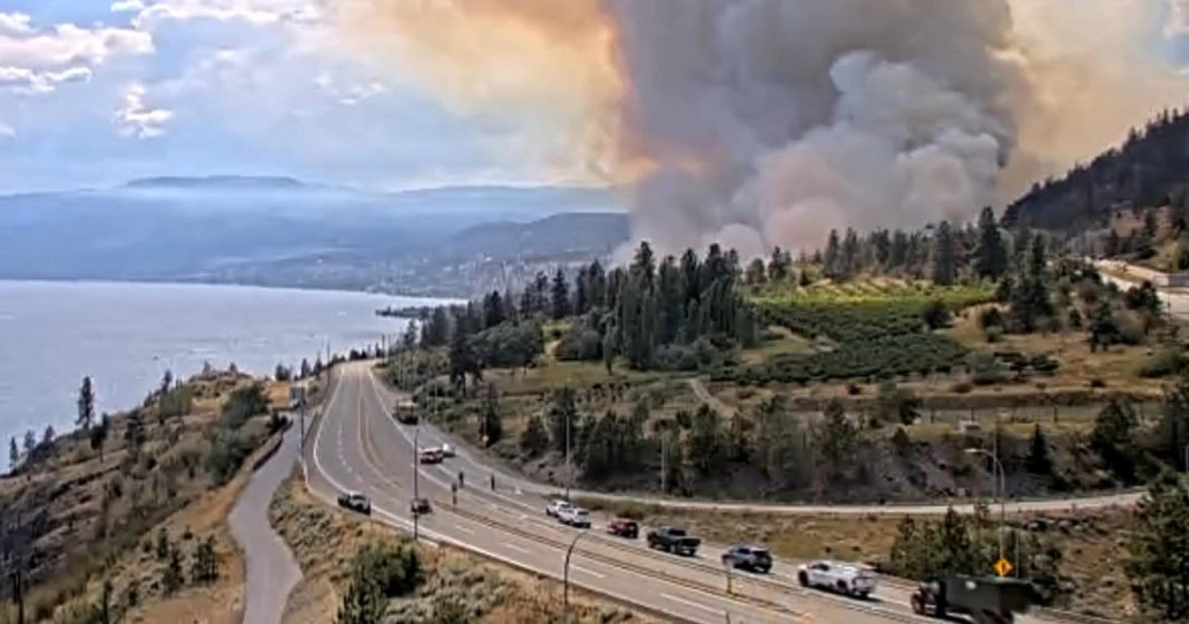 Feu de forêt provoqué par un camion en flamme dans le secteur de Peachland.