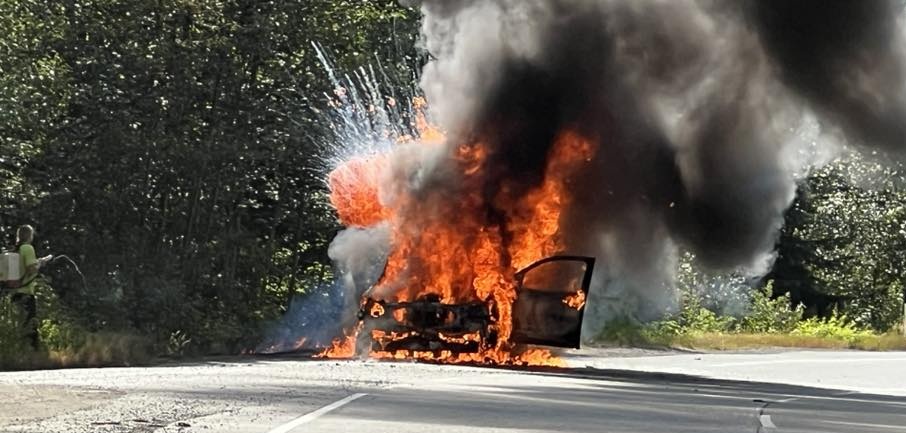 Incendie d'un véhicule dans l'ouest canadien, démontrant le danger des flammes en climat arride pour les feux de forêts.
