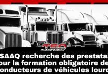 La SAAQ recherche des prestataires pour la nouvelle formation obligatoire des conducteurs de véhicules lourds Photo en noir et blanc montrant une rangée de camions lourds stationnés de face, avec le logo de Truck Stop Québec au centre et un bandeau noir portant le texte « La SAAQ recherche des prestataires pour la formation obligatoire des conducteurs de véhicules lourds ». de classe 1.