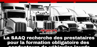 La SAAQ recherche des prestataires pour la nouvelle formation obligatoire des conducteurs de véhicules lourds Photo en noir et blanc montrant une rangée de camions lourds stationnés de face, avec le logo de Truck Stop Québec au centre et un bandeau noir portant le texte « La SAAQ recherche des prestataires pour la formation obligatoire des conducteurs de véhicules lourds ». de classe 1.