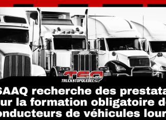 La SAAQ recherche des prestataires pour la nouvelle formation obligatoire des conducteurs de véhicules lourds Photo en noir et blanc montrant une rangée de camions lourds stationnés de face, avec le logo de Truck Stop Québec au centre et un bandeau noir portant le texte « La SAAQ recherche des prestataires pour la formation obligatoire des conducteurs de véhicules lourds ». de classe 1.