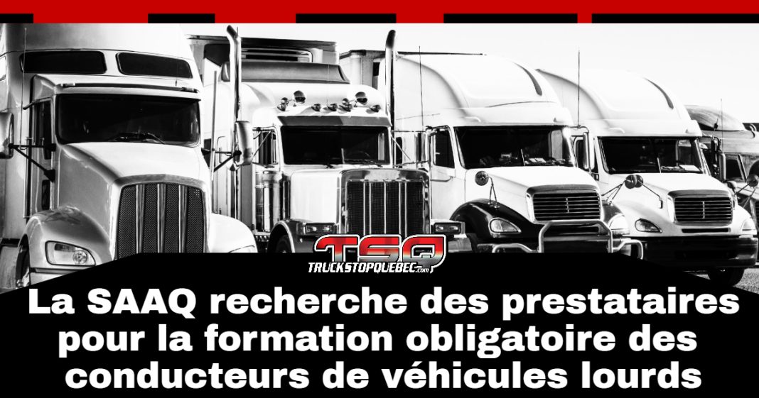 Photo en noir et blanc montrant une rangée de camions lourds stationnés de face, avec le logo de Truck Stop Québec au centre et un bandeau noir portant le texte « La SAAQ recherche des prestataires pour la formation obligatoire des conducteurs de véhicules lourds », de classe 1.