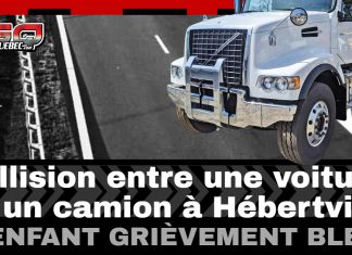 Collision entre une voiture et un camion à Hébertville : un enfant grièvement blessé Montage visuel de Truck Stop Québec montrant un camion lourd blanc sur fond de route, avec le titre « Collision entre une voiture et un camion à Hébertville — Un enfant grièvement blessé ».