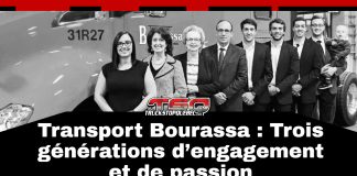 Transport Bourassa : Trois générations d’engagement et de passion Photo en noir et blanc montrant plusieurs membres de la famille Bourassa et leur équipe devant un camion, illustrant les trois générations d’engagement et de passion de Transport Bourassa.