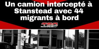 Un camion intercepté à Stanstead avec 44 migrants à bord, une interception sans précédent pour l’ASFC Image montrant une barrière de poste frontalier canadien, en noir et blanc, surmontée d’un bandeau avec le titre “Un camion intercepté à Stanstead avec 44 migrants à bord” et le logo de Truck Stop Québec.