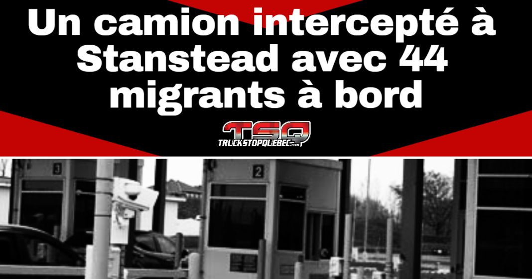 Image montrant une barrière de poste frontalier canadien, en noir et blanc, surmontée d’un bandeau avec le titre “Un camion intercepté à Stanstead avec 44 migrants à bord” et le logo de Truck Stop Québec.