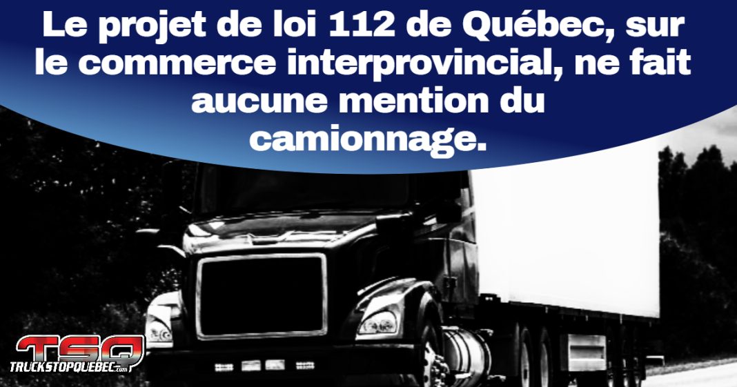 Guerre tarifaire : l'industrie du camionnage québécoise au bord du ralenti? Image : Camion lourd de couleur noire circulant sur une route, avec un message en surimpression : « Le projet de loi 112 de Québec, sur le commerce interprovincial, ne fait aucune mention du camionnage. » Logo de Truck Stop Québec en bas à gauche.