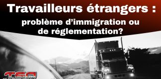 Travailleurs étrangers dans le transport : un problème d’immigration ou de réglementation? Image en noir et blanc montrant un camion semi-remorque roulant sur une route, vue partielle d’un rétroviseur à gauche. En haut, un bandeau rouge et noir affiche le texte « Travailleurs étrangers : problème d’immigration ou de réglementation ? » avec le logo de Truck Stop Québec en bas à gauche.