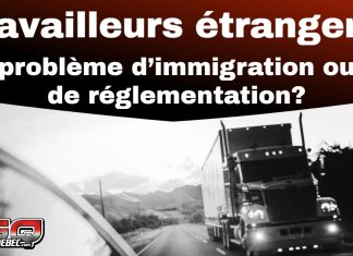 Travailleurs étrangers dans le transport : un problème d’immigration ou de réglementation? Image en noir et blanc montrant un camion semi-remorque roulant sur une route, vue partielle d’un rétroviseur à gauche. En haut, un bandeau rouge et noir affiche le texte « Travailleurs étrangers : problème d’immigration ou de réglementation ? » avec le logo de Truck Stop Québec en bas à gauche.