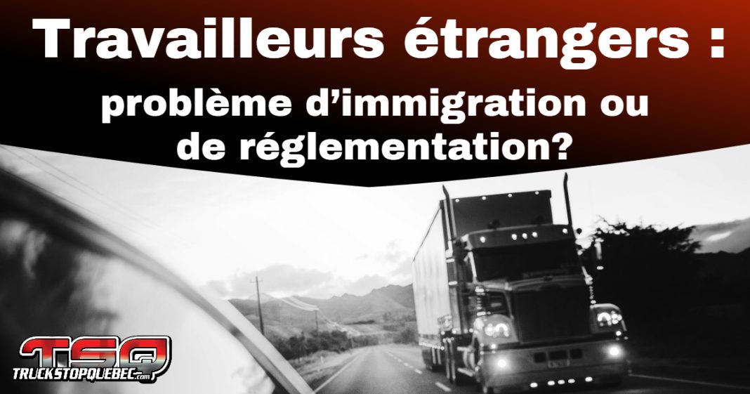 Image en noir et blanc montrant un camion semi-remorque roulant sur une route, vue partielle d’un rétroviseur à gauche. En haut, un bandeau rouge et noir affiche le texte « Travailleurs étrangers : problème d’immigration ou de réglementation ? » avec le logo de Truck Stop Québec en bas à gauche.