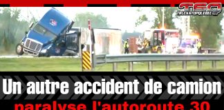 Un autre accident de camion paralyse l’autoroute 30 en Montérégie Image d’un camion semi-remorque accidenté et couché sur le côté, avec pompiers et véhicules d’urgence sur place. Texte : « Un autre accident de camion paralyse l’autoroute 30 ».