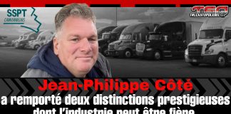 Jean-Philippe Côté au service d’une meilleure vie pour les camionneurs Portrait de Jean-Philippe Côté en avant-plan, camions lourds stationnés en arrière-plan. Logo de SSPT Camionneurs en haut à gauche et logo de Truck Stop Québec en haut à droite. Texte indiquant que Jean-Philippe Côté a remporté deux distinctions prestigieuses dont l’industrie du camionnage peut être fière.