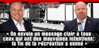Québec lance une offensive simultanée pour renforcer la sécurité routière Photo des ministres Jonatan Julien et Ian Lafrenière devant un montage de camions pour représenter l'offensive qu'ils lancent, avec la citation affichée : « On envoie un message clair à tous ceux qui ont des mauvaises intentions : la fin de la récréation a sonné ».