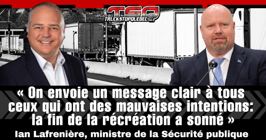 Photo des ministres Jonatan Julien et Ian Lafrenière devant un montage de camions pour représenter l'offensive qu'ils lancent, avec la citation affichée : « On envoie un message clair à tous ceux qui ont des mauvaises intentions : la fin de la récréation a sonné ».