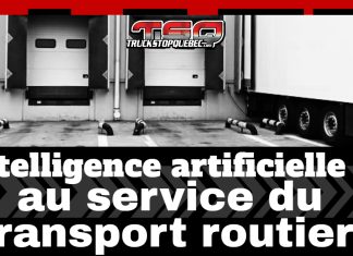 L’intelligence artificielle (IA) au service du transport routier Image en noir et blanc montrant des quais de chargement pour camions, avec une remorque stationnée à droite. En haut, le logo Truck Stop Québec (TSQ). En bas, un bandeau noir affiche le texte : « L’intelligence artificielle (IA) au service du transport routier? ».