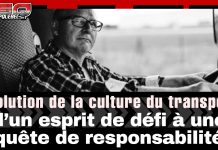 L’évolution de la culture du transport : d’un esprit de défi à une quête de responsabilité Camionneur expérimenté assis au volant de son camion, regard sérieux, image en noir et blanc illustrant l’évolution de la culture du transport routier au Québec, de l’esprit de défi vers la responsabilité.