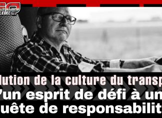 L’évolution de la culture du transport : d’un esprit de défi à une quête de responsabilité Camionneur expérimenté assis au volant de son camion, regard sérieux, image en noir et blanc illustrant l’évolution de la culture du transport routier au Québec, de l’esprit de défi vers la responsabilité.