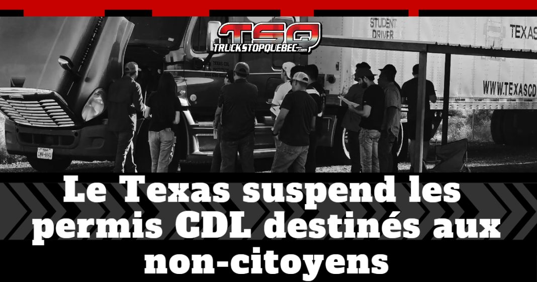 Groupe d’étudiants en camionnage devant un camion-école au Texas, avec la bannière de Truck Stop Québec affichant le texte : « Le Texas suspend les permis CDL destinés aux non-citoyens ».