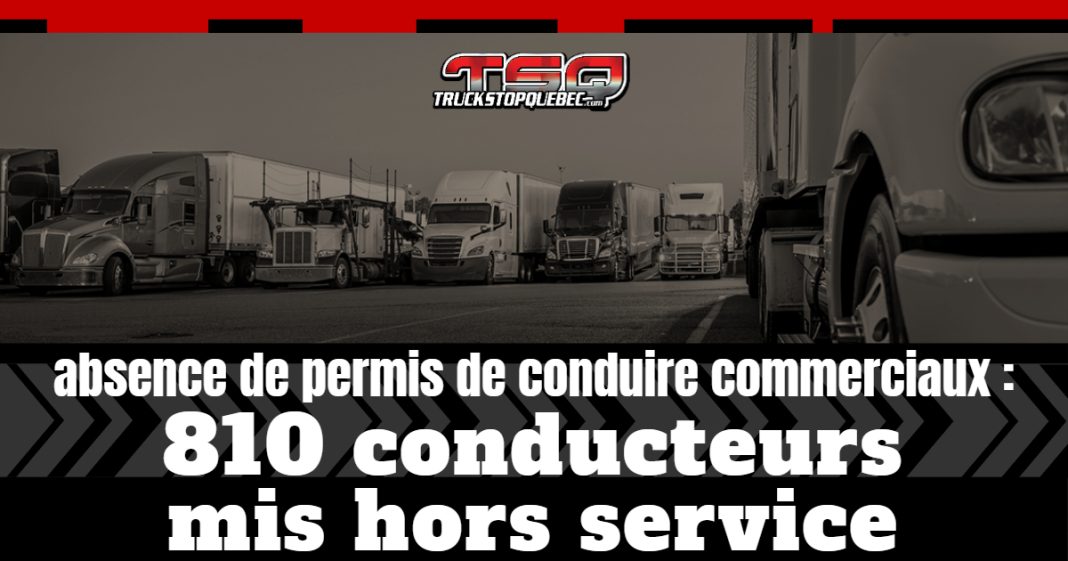 Image montrant une rangée de camions stationnés dans un relais routier, avec le texte « Absence de permis de conduire commerciaux : 810 conducteurs mis hors service » en avant-plan, rappelant les résultats de l’International Roadcheck 2025 menée par la CVSA.