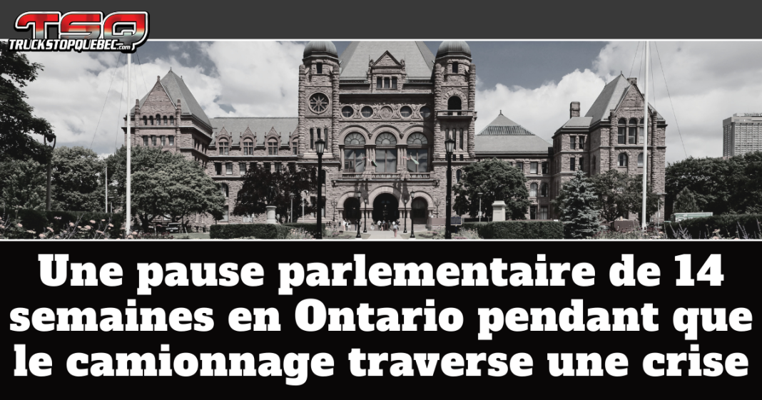 Bâtiment de l’Assemblée législative de l’Ontario à Queen’s Park, à Toronto, avec le texte sur le graphique : « Une pause parlementaire de 14 semaines en Ontario pendant que le camionnage traverse une crise », illustrant le lien entre la pause politique et la situation critique du transport routier et du camionnage en Ontario.