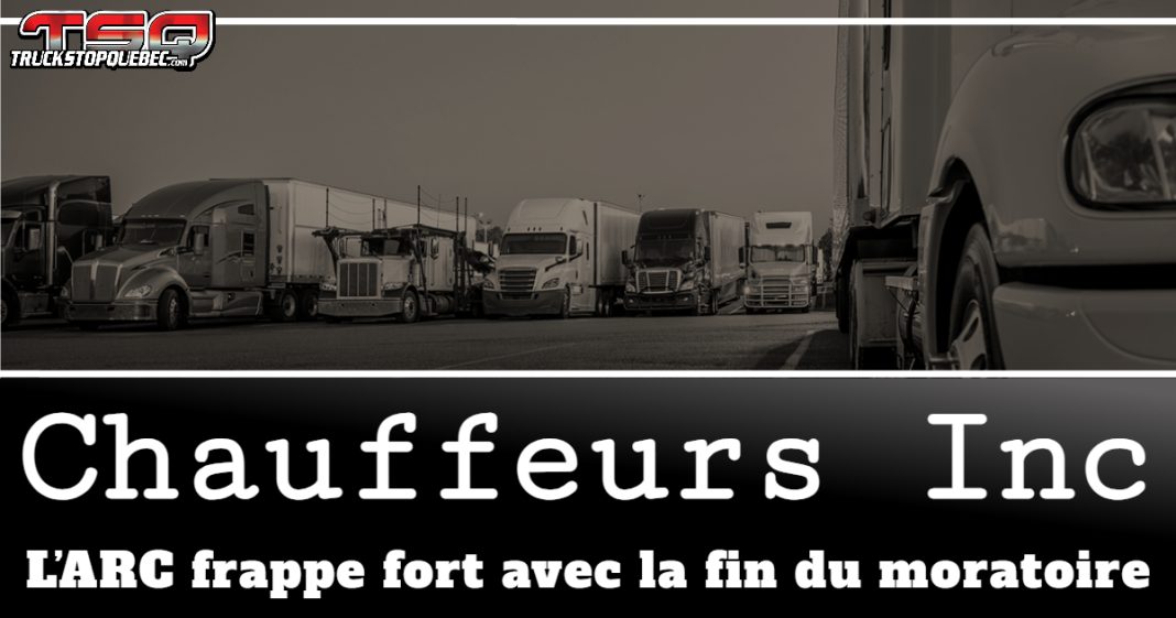 Image en tons gris montrant une rangée de camions lourds stationnés côte à côte, avec le logo TSQ Truck Stop Québec dans le coin supérieur gauche. Au bas de l’image, un bandeau noir affiche le titre : « Chauffeurs Inc – L’ARC frappe fort avec la fin du moratoire ». Cette image illustre un article portant sur le renforcement des règles fiscales d’Ottawa pour combattre le stratagème Chauffeur Inc dans l’industrie du camionnage.