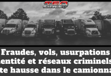 Camionnage : fraudes, vols, usurpations d’identité et réseaux criminels en forte hausse Photo noir et blanc de plusieurs camions lourds alignés dans une cour de transport avec le logo Truck Stop Québec. Le texte inscrit sur l’image : « Fraudes, vols, usurpations d’identité et réseaux criminels en forte hausse dans le camionnage ».