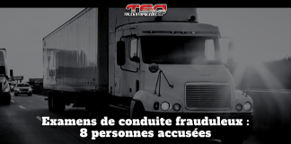 Examens de conduite frauduleux : 8 personnes accusées en Ontario Camion lourd circulant sur une autoroute, image en noir et blanc avec le logo Truck Stop Québec (TSQ). Le texte sur le graphique indique : « Examens de conduite frauduleux : 8 personnes accusées », illustrant une affaire de fraude liée aux examens de conduite commerciale en Ontario.
