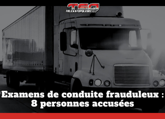 Examens de conduite frauduleux : 8 personnes accusées en Ontario Camion lourd circulant sur une autoroute, image en noir et blanc avec le logo Truck Stop Québec (TSQ). Le texte sur le graphique indique : « Examens de conduite frauduleux : 8 personnes accusées », illustrant une affaire de fraude liée aux examens de conduite commerciale en Ontario.