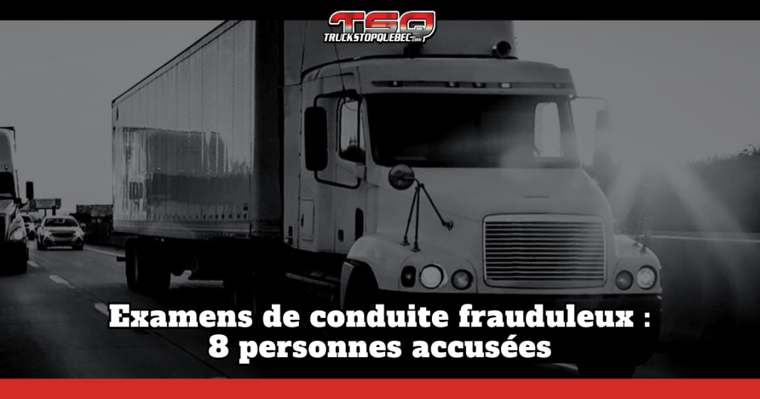 Camion lourd circulant sur une autoroute, image en noir et blanc avec le logo Truck Stop Québec (TSQ). Le texte sur le graphique indique : « Examens de conduite frauduleux : 8 personnes accusées », illustrant une affaire de fraude liée aux examens de conduite commerciale en Ontario.