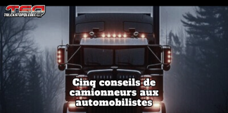 Cinq conseils de camionneurs aux automobilistes pour une conduite plus sécuritaire Camion lourd circulant sur une route hivernale sombre, avec le texte « Cinq conseils de camionneurs aux automobilistes » et le logo Truck Stop Québec, illustrant les recommandations de sécurité routière données par des camionneurs aux automobilistes en conditions hivernales.