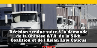 CDL non domiciliés : la demande de la Chinese American Truckers Association rejetée File de camions de transport circulant près d’un port, avec le texte intégré « Décision rendue suite à la demande de la Chinese ATA, de la Sikh Coalition et de l’Asian Law Caucus », illustrant un enjeu juridique touchant les permis CDL non domiciliés et l’industrie du camionnage aux États-Unis.