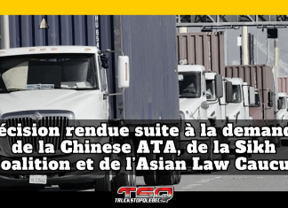 CDL non domiciliés : la demande de la Chinese American Truckers Association rejetée File de camions de transport circulant près d’un port, avec le texte intégré « Décision rendue suite à la demande de la Chinese ATA, de la Sikh Coalition et de l’Asian Law Caucus », illustrant un enjeu juridique touchant les permis CDL non domiciliés et l’industrie du camionnage aux États-Unis.