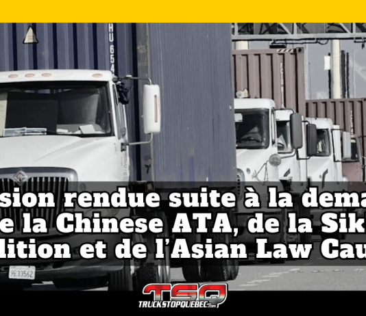 CDL non domiciliés : la demande de la Chinese American Truckers Association rejetée File de camions de transport circulant près d’un port, avec le texte intégré « Décision rendue suite à la demande de la Chinese ATA, de la Sikh Coalition et de l’Asian Law Caucus », illustrant un enjeu juridique touchant les permis CDL non domiciliés et l’industrie du camionnage aux États-Unis.