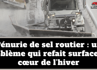 Pénurie de sel routier : un problème qui refait surface au cœur de l’hiver Camion de déneigement en opération sur une route enneigée et glacée, avec le texte « Pénurie de sel routier : un problème qui refait surface au cœur de l’hiver », illustrant les défis du déglaçage des routes en plein hiver au Canada.