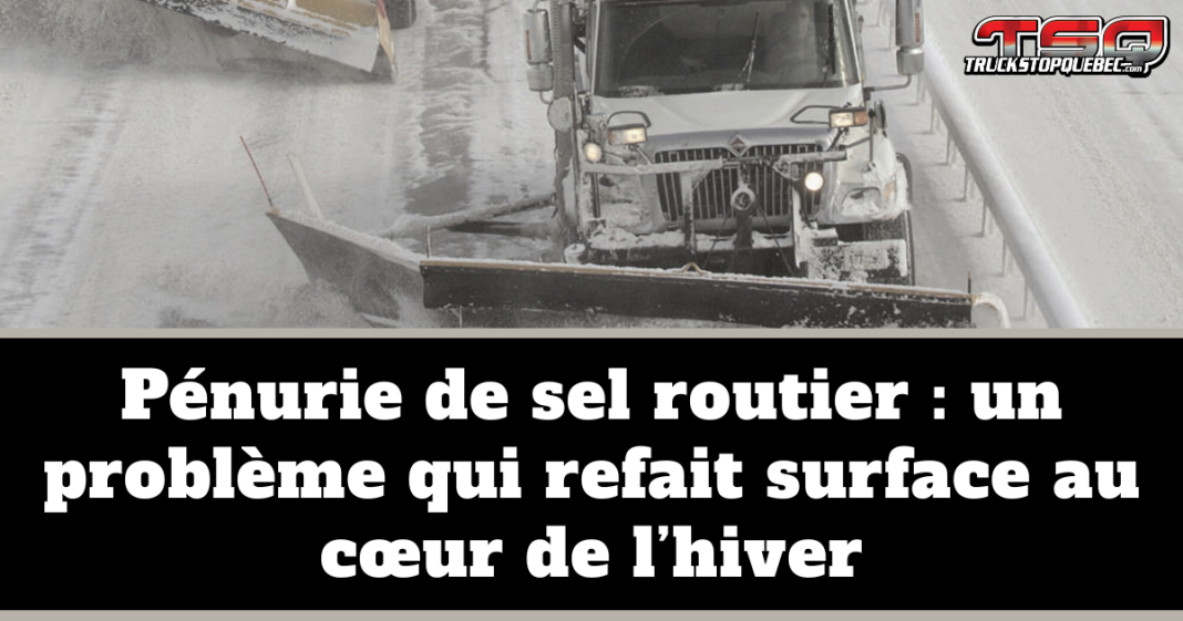Camion de déneigement en opération sur une route enneigée et glacée, avec le texte « Pénurie de sel routier : un problème qui refait surface au cœur de l’hiver », illustrant les défis du déglaçage des routes en plein hiver au Canada.