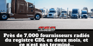 Formation des camionneurs : près de 7,000 fournisseurs radiés du registre CDL en deux mois Alignement de camions lourds stationnés devant un centre de formation des camionneurs, illustrant le nettoyage du registre CDL par la FMCSA, avec le texte « Près de 7 000 fournisseurs radiés du registre CDL en deux mois, et ce n’est pas terminé… » et le logo Truck Stop Québec.