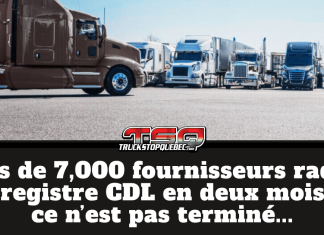 Formation des camionneurs : près de 7,000 fournisseurs radiés du registre CDL en deux mois Alignement de camions lourds stationnés devant un centre de formation des camionneurs, illustrant le nettoyage du registre CDL par la FMCSA, avec le texte « Près de 7 000 fournisseurs radiés du registre CDL en deux mois, et ce n’est pas terminé… » et le logo Truck Stop Québec.
