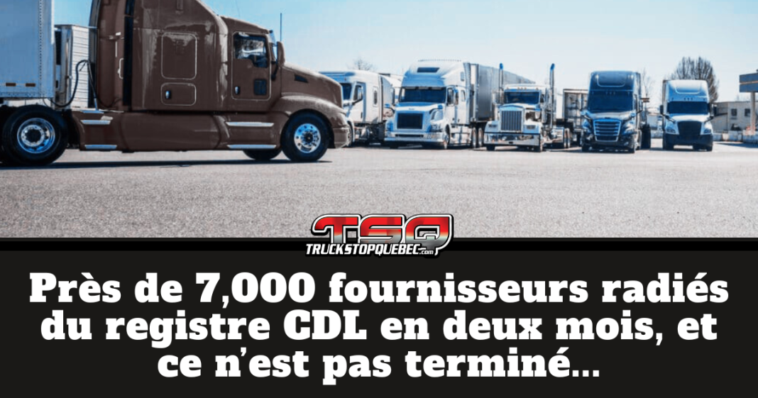 Alignement de camions lourds stationnés devant un centre de formation, illustrant le nettoyage du registre CDL par la FMCSA, avec le texte « Près de 7 000 fournisseurs radiés du registre CDL en deux mois, et ce n’est pas terminé… » et le logo Truck Stop Québec.