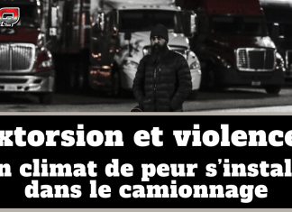 Extorsion et violence : un climat de peur s’installe dans le camionnage Image en noir et blanc d’un homme portant une tuque et un manteau, debout devant une rangée de camions lourds stationnés dans une cour de transport, avec le logo TSQ dans le coin supérieur gauche. Texte sur l’image : « Extorsion et violence : Un climat de peur s’installe dans le camionnage ».