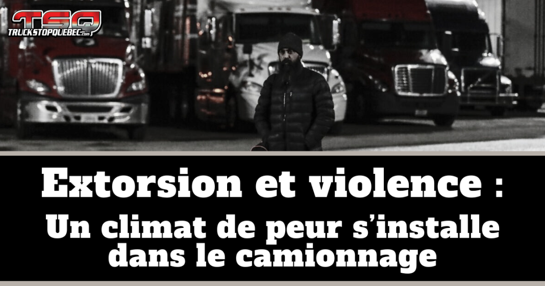 Image en noir et blanc d’un homme portant une tuque et un manteau, debout devant une rangée de camions lourds stationnés dans une cour de transport, avec le logo TSQ dans le coin supérieur gauche. Texte sur l’image : « Extorsion et violence : Un climat de peur s’installe dans le camionnage ».