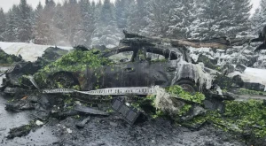 Voiture calcinée après avoir pris flamme au côté d'un poids lourd.