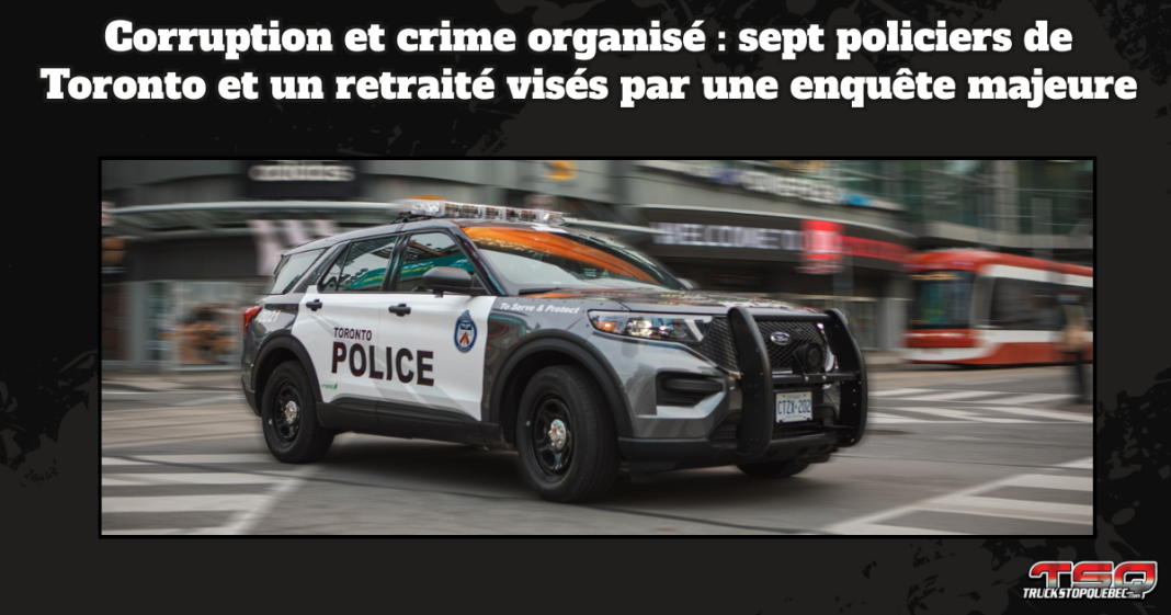 Véhicule du Service de police de Toronto circulant en milieu urbain, accompagné du texte sur le graphique : « Corruption et crime organisé : sept policiers de Toronto et un retraité visés par une enquête majeure ». Image illustrant une enquête policière d’envergure liée au crime organisé et à la corruption au sein des forces de l’ordre à Toronto.