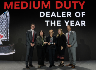 Excellence Peterbilt honorée par Peterbilt pour son leadership en affaires Excellence Peterbilt reçoit les honneurs de Peterbilt.
