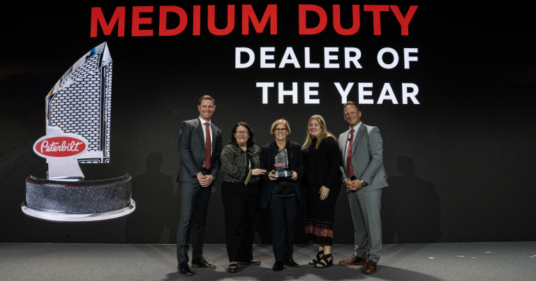Excellence Peterbilt honorée par Peterbilt pour son leadership en affaires