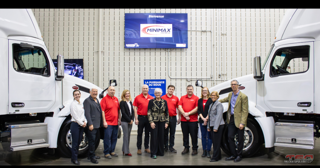 Camions GNC : Minimax investit avec Excellence Peterbilt. Photo : Eve Grenon-Lafontaine, Mario Lussier, Rolland St-Denis, Kate Rahn, Marc Poirier, Madeleine Chenette, Richard Poirier, Stéphane Robinson, Amy Wilmott, Nicole Lussier et Richard Yelle. 