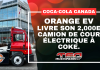 Orange EV livre son 2 000e camion de cour électrique (shunter) à Coke Canada Bottling Camion de cour électrique Orange EV devant un bâtiment Coca-Cola, avec le texte : « Coca-Cola Canada — Orange EV livre son 2,000e camion de cour électrique à Coke. »