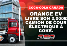 Orange EV livre son 2 000e camion de cour électrique (shunter) à Coke Canada Bottling Camion de cour électrique Orange EV devant un bâtiment Coca-Cola, avec le texte : « Coca-Cola Canada — Orange EV livre son 2,000e camion de cour électrique à Coke. »