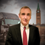 Jean-Claude Daignault, président de la FCCRQ, montage devant le parlement avec un camion.