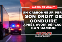 La CTQ lui retire son droit de conduire : il avait déplacé un poids lourd après avoir consommé Un camion semi-remorque arrêté sur le bord de la route avec une voiture de police aux gyrophares allumés, illustrant la suspension par la CTQ du droit de conduire d’un camionneur.