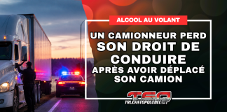 La CTQ lui retire son droit de conduire : il avait déplacé un poids lourd après avoir consommé Un camion semi-remorque arrêté sur le bord de la route avec une voiture de police aux gyrophares allumés, illustrant la suspension par la CTQ du droit de conduire d’un camionneur.